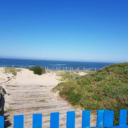 Casa De Madeira Na Praia